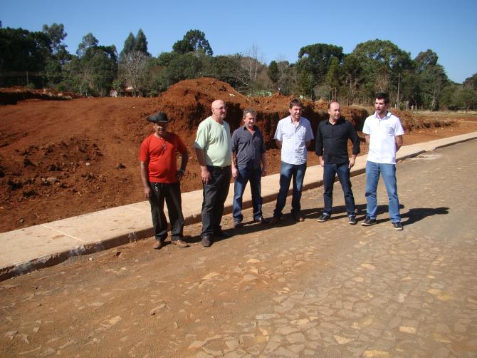 Vereadores fiscalizam obras no bairro Monte Castelo